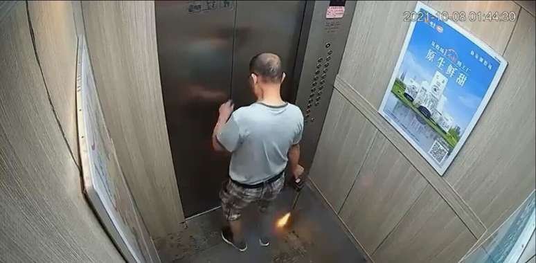 Bateria de lítio explode na mão de homem e causa incêndio em elevador