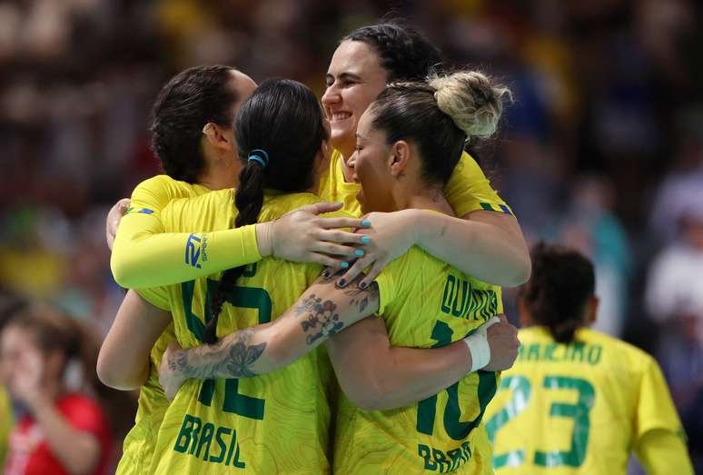 Brasil estreia bem e atropela Espanha no handebol feminino