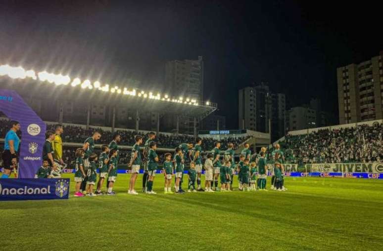 Em jogo com gol contra bizarro, Goiás e CRB empatam pela Série B