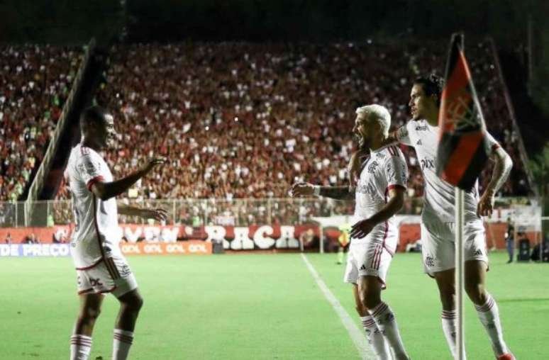 Flamengo vence o Vitória graças a gol no apagar das luzes