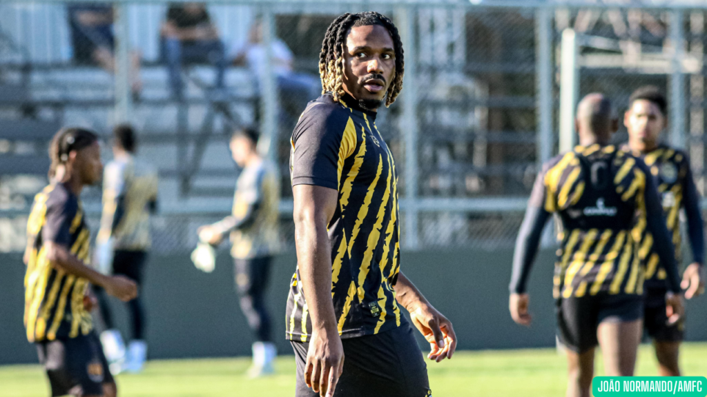 Reforço internacional: Amazonas FC anuncia atacante belga Josh Eppiah para a Série B