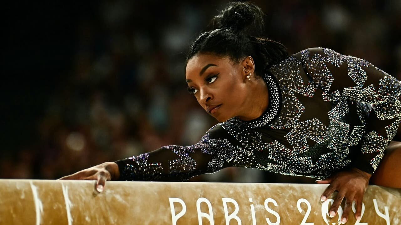 Simone Biles sofre susto, mas se aproxima de vaga para cinco finais nas Olimpíadas