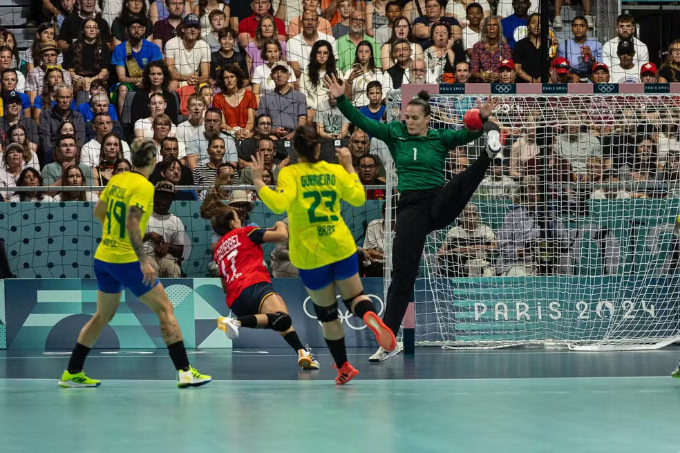 Brasil estreia bem e atropela Espanha no handebol feminino